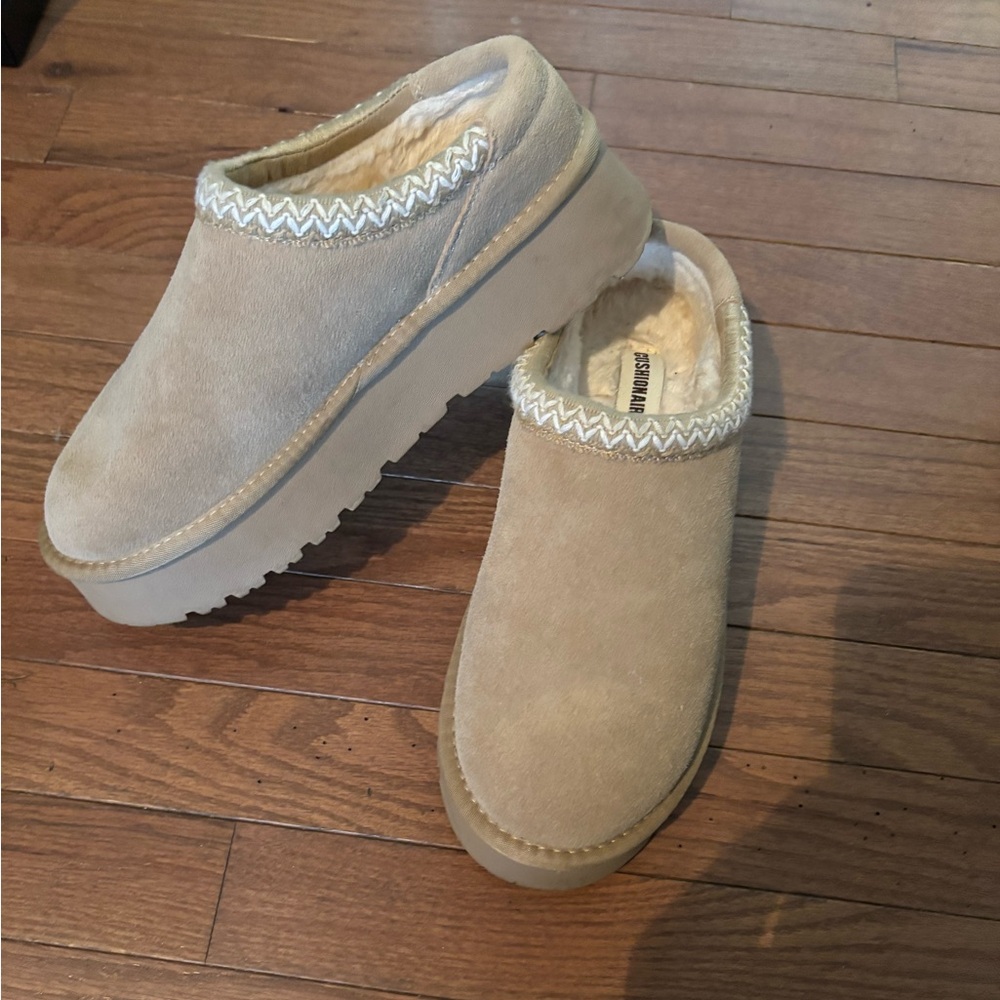 Cushionaire Women's Beige Suede Mules
